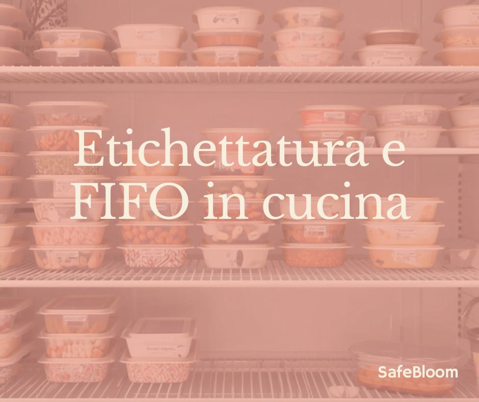 Frigorifero professionale con contenitori etichettati - etichettatura e FIFO in cucina